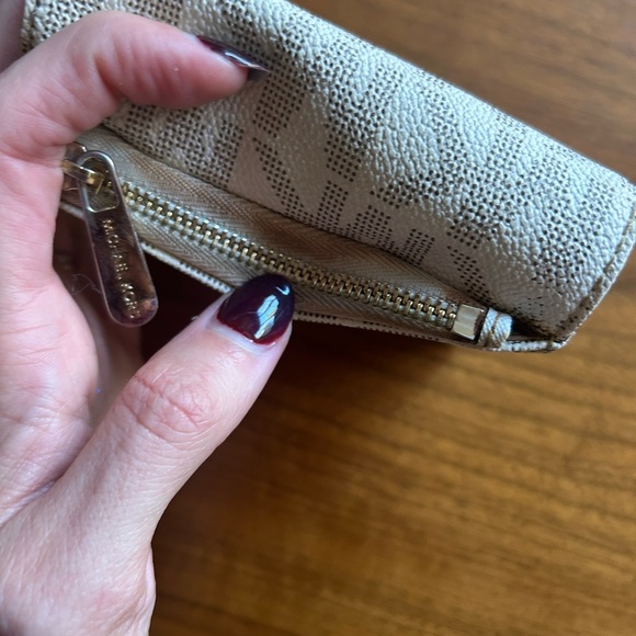 ‼️BF SALE!‼️Michael Kors Jet Set Signature Purse and Wallet Set - Picture 4 of 15